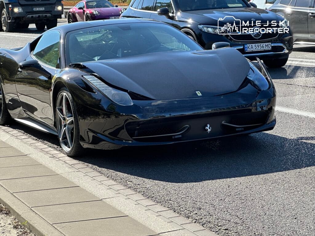 hiz yapan ferrari iki araca carpti yaklasik bir milyon zloti degerindeki spor otomobil hurdaya dondu 13342