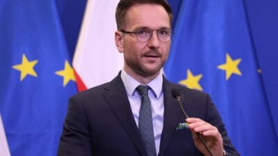 Hukuk ve adalet milletvekilinin arabasına havalı tüfekle ateş açıldı. Bir fotoğraf gösterdi 2 Hukuk ve adalet milletvekilinin arabasina havali tufekle ates acildi bir fotograf gosterdi 11250