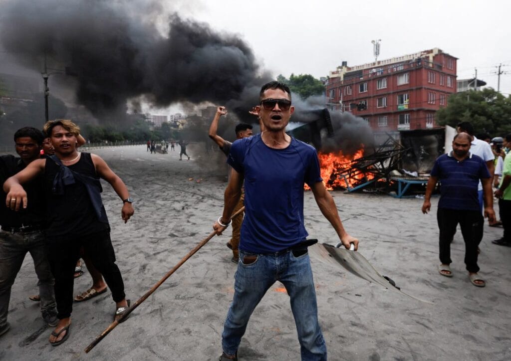 hukumet istifa etti ve parlamento alevler icinde kaldi nepal de protestolarin bir baska gunu 10043