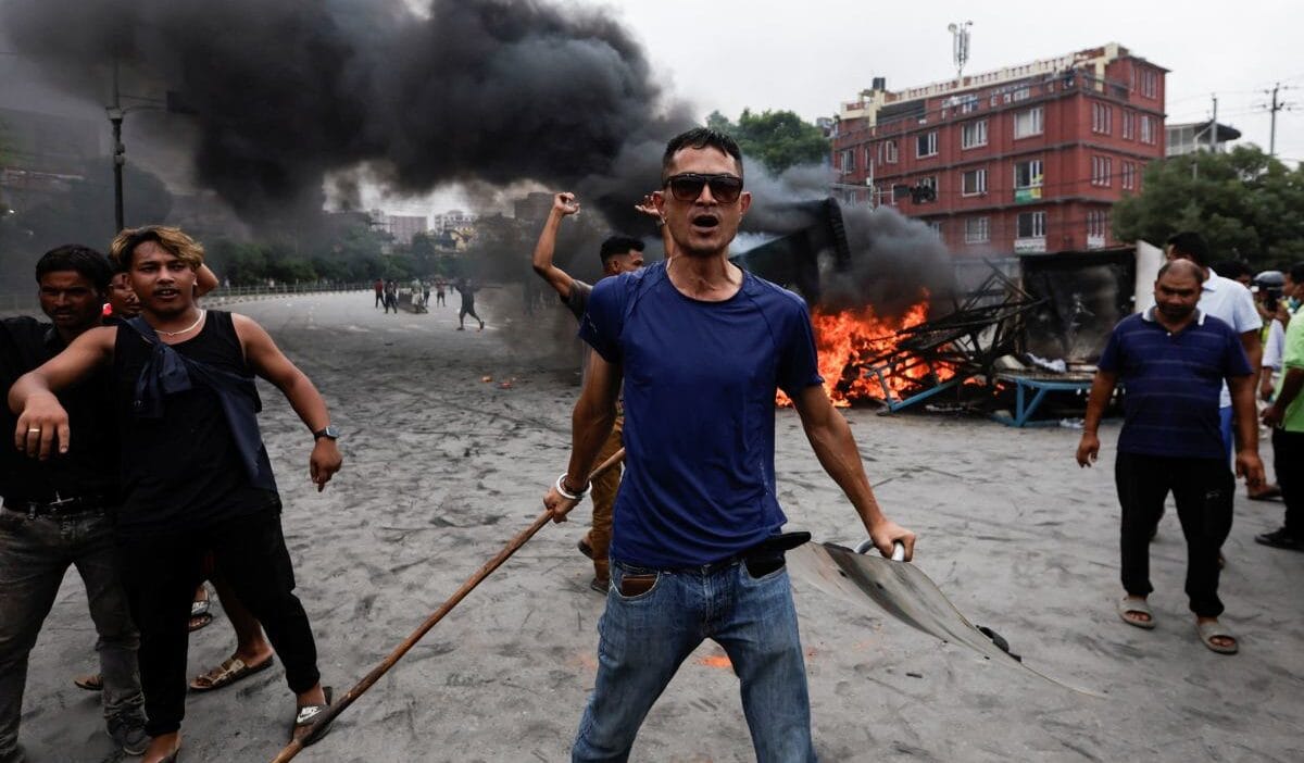 Hukumet istifa etti ve parlamento alevler icinde kaldi nepal de protestolarin bir baska gunu 10043