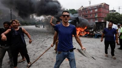 Hükümet istifa etti ve parlamento alevler içinde kaldı. Nepal'de protestoların bir başka günü 4 Hukumet istifa etti ve parlamento alevler icinde kaldi nepal de protestolarin bir baska gunu 10043