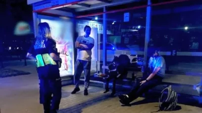 İki sarhoş adam ve yanlarında 5 yaşında bir kız çocuğu. Bir otobüs durağında oturmuşlar ve yüz tane içmişler. 3 I ki sarhos adam ve yanlarinda 5 yasinda bir kiz cocugu bir otobus duraginda oturmuslar ve yuz tane icmisler 11778