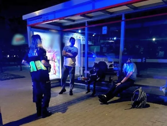 I ki sarhos adam ve yanlarinda 5 yasinda bir kiz cocugu bir otobus duraginda oturmuslar ve yuz tane icmisler 11778