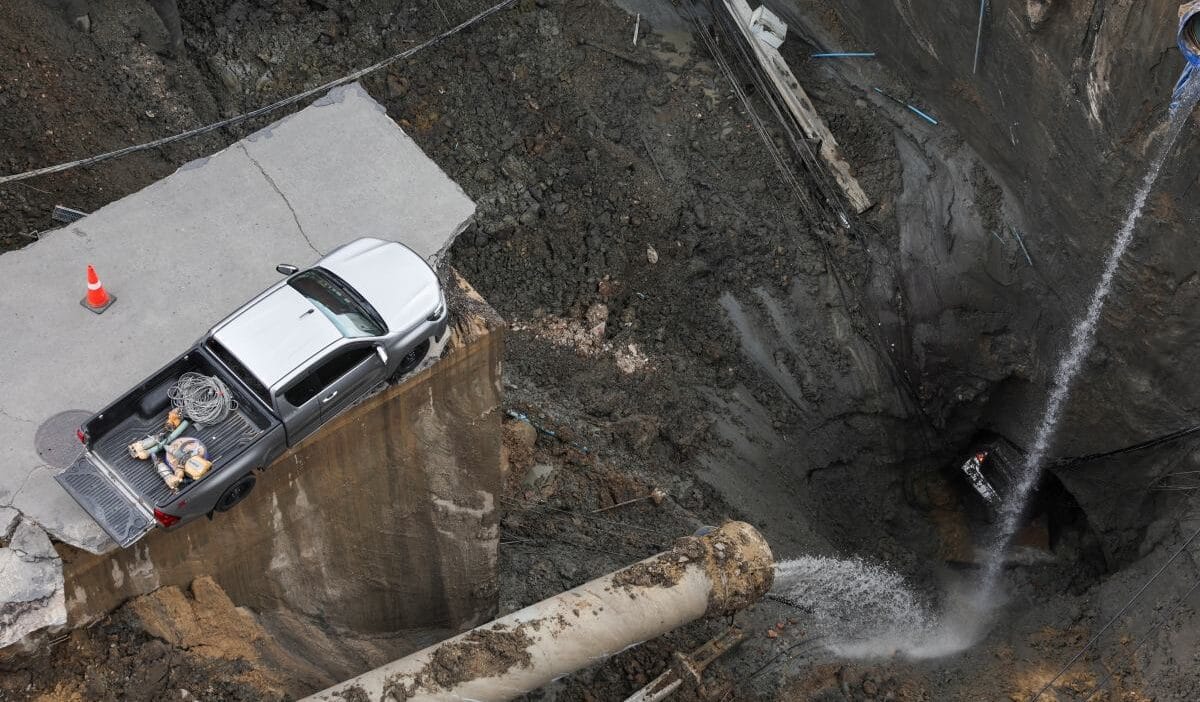 I slek bir caddenin ortasinda buyuk bir obruk 50 metre derinlikte bu belanin sonu degil 12844