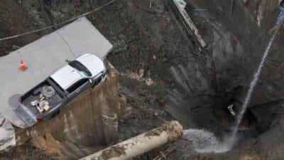 I slek bir caddenin ortasinda buyuk bir obruk 50 metre derinlikte bu belanin sonu degil 12844