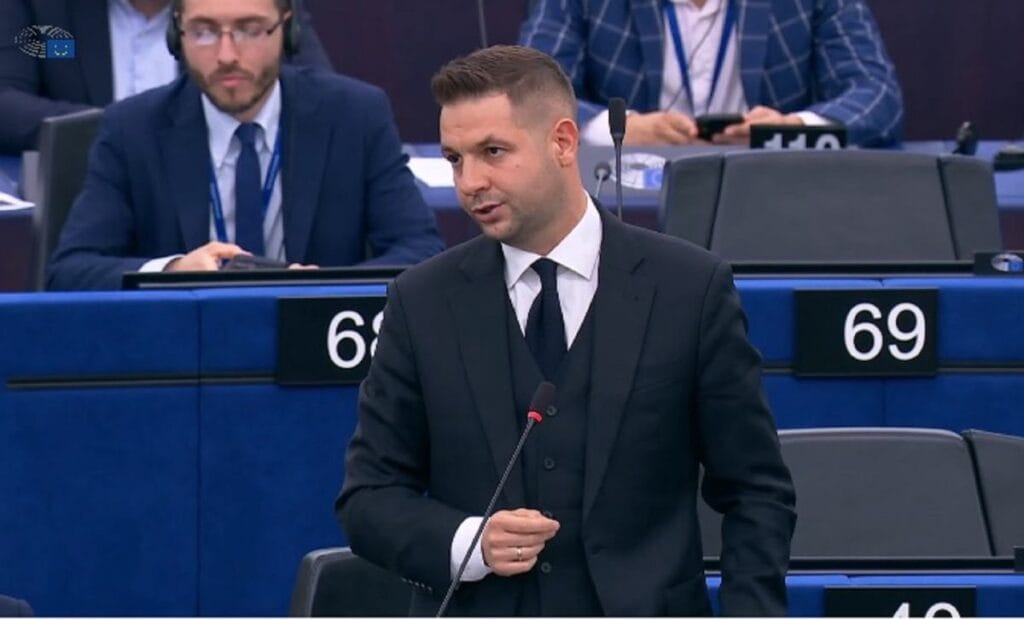 jaki es degistirme kulubu hakkinda gurledi hizli bir cevap aldi 10022