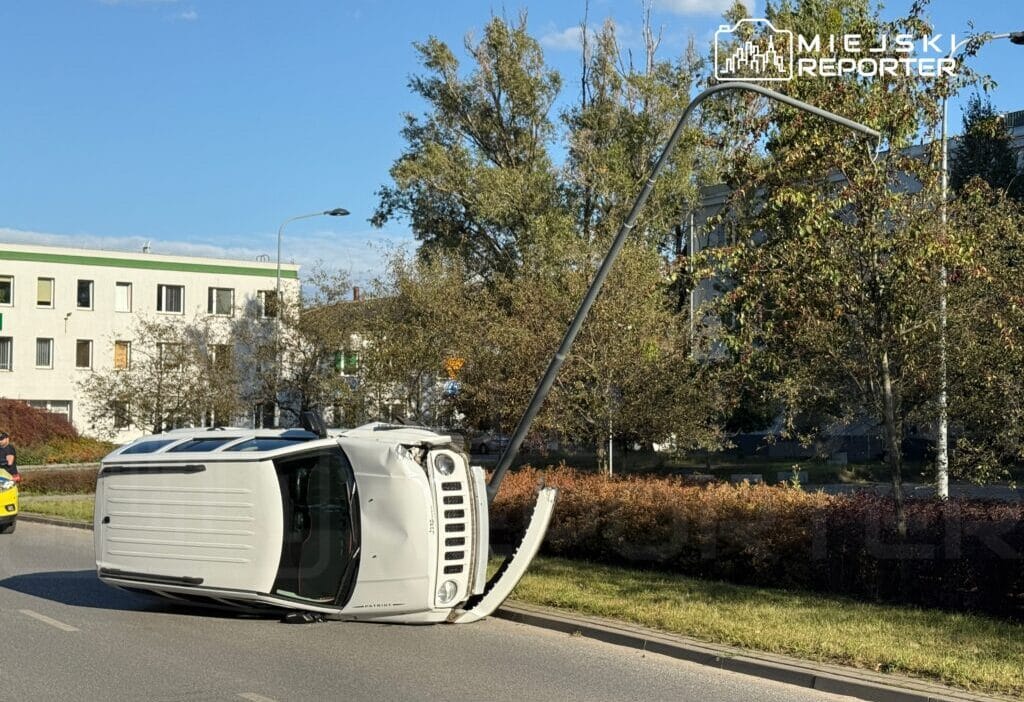 Jeep kullanan yasli bir adam gunesten gozleri kamasinca bir elektrik diregine carparak devrildi 11247