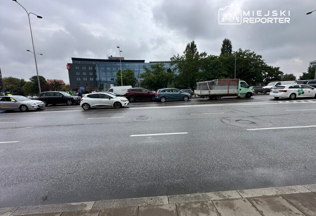 Jerozolimskie caddesi'nde karambol. 6 araç çarpıştı 1 Jerozolimskie caddesi nde karambol 6 arac carpisti 8843