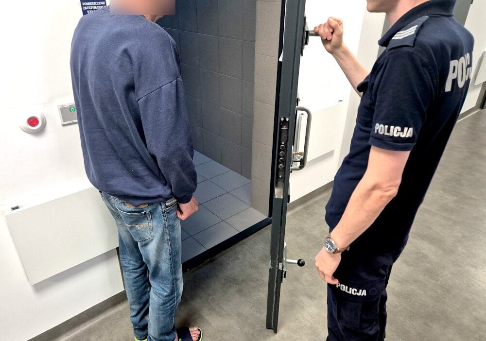 Jozefow'da polisin hızlı müdahalesiyle iki hırsız yakalandı - biri kaçarken bacaklarını kırdı 1 Jozefow da polisin hizli mudahalesiyle iki hirsiz yakalandi biri kacarken bacaklarini kirdi 13667