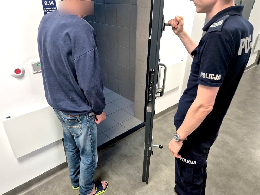 jozefow da polisin hizli mudahalesiyle iki hirsiz yakalandi biri kacarken bacaklarini kirdi 13667