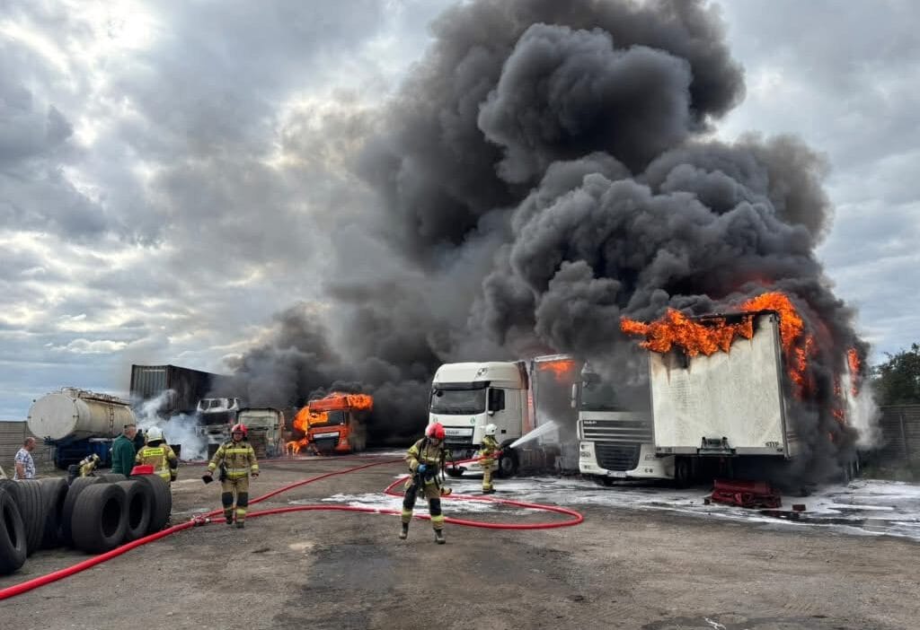 Kamyon holu yangini birkac arac yandi 13787