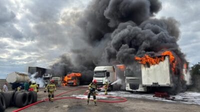 Kamyon holu yangini birkac arac yandi 13787