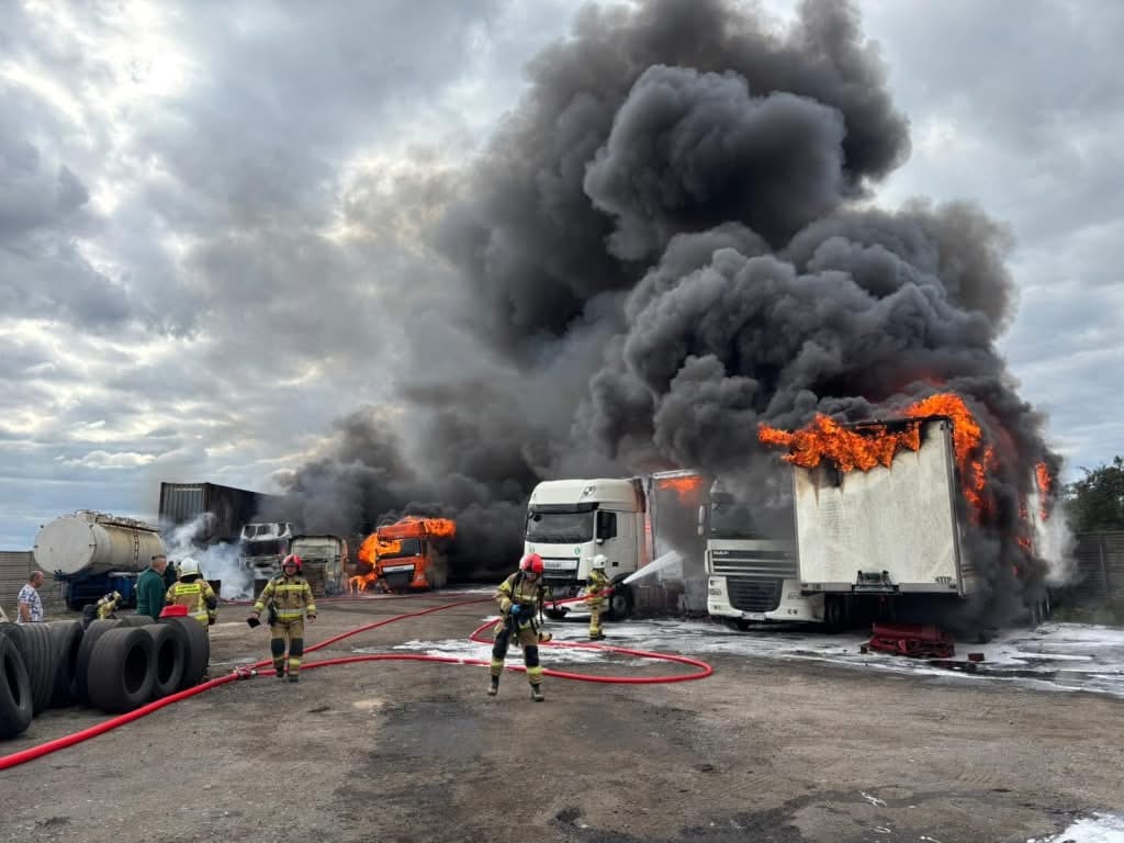 kamyon holu yangini birkac arac yandi 13787