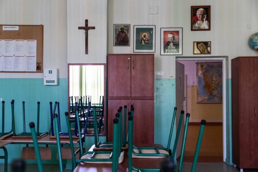 kilise icin kirmizi kart polonyalilara saglik egitimi hakkinda sorular sordular anket hic suphe birakmiyor 8473