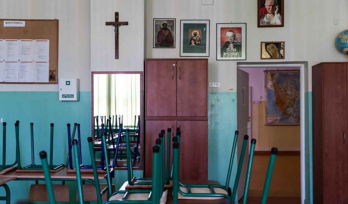 Kilise icin kirmizi kart polonyalilara saglik egitimi hakkinda sorular sordular anket hic suphe birakmiyor 8473