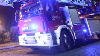 Koszalin'de ev yangını. "park halindeki araçların erişimi engellemesi". 2 Koszalin de ev yangini park halindeki araclarin erisimi engellemesi 14204