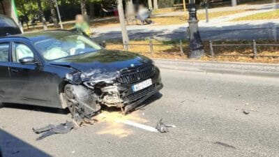 Kprm önünde yolcu taşımacılığı yapan bir araç ile bmw'nin çarpışması 4 Kprm onunde yolcu tasimaciligi yapan bir arac ile bmw nin carpismasi 10749