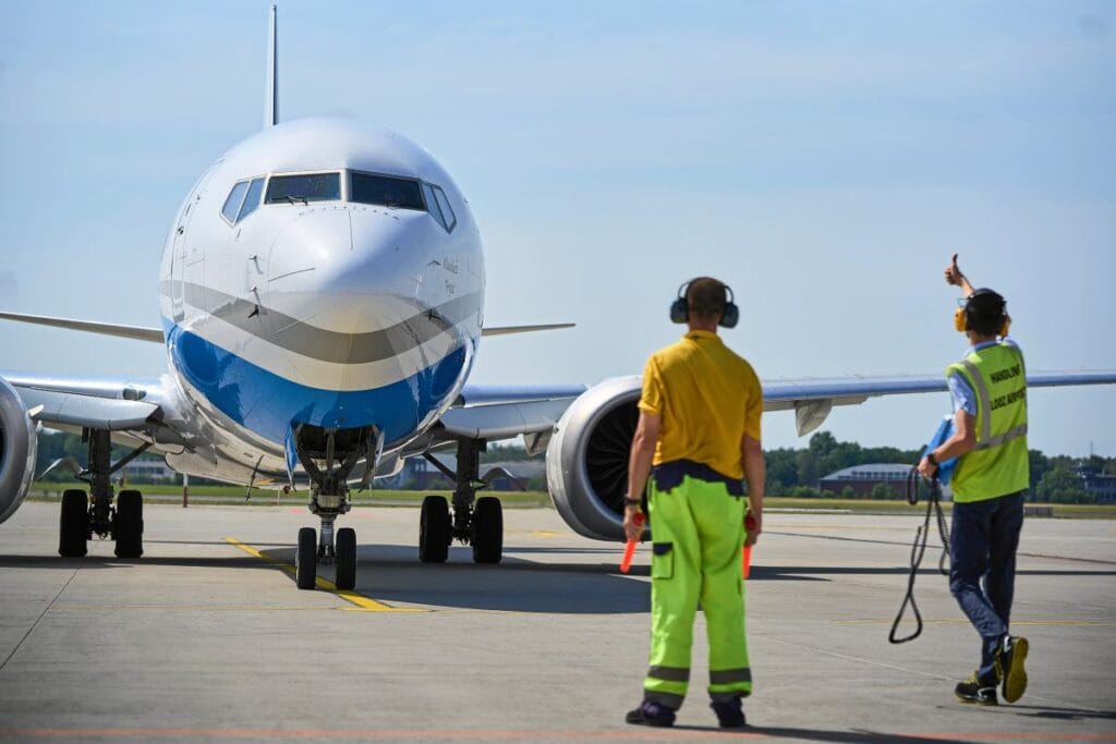 krak w havalimani nda olay ucak pistten cikti ucuslar askiya alindi 11079