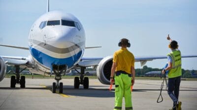 Krak w havalimani nda olay ucak pistten cikti ucuslar askiya alindi 11079