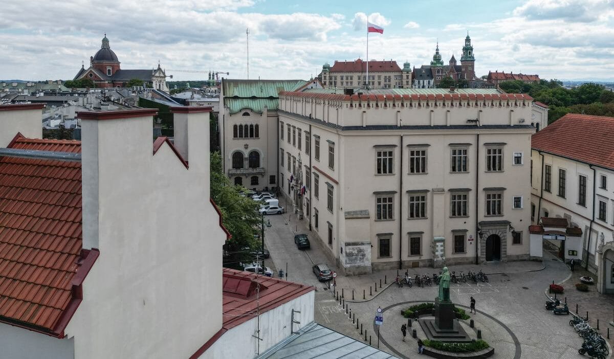 Krakow'da belediye binasında olay. Belediye başkanı 'tahriş edici madde'den bahsetti, aktivistler alay etti 1 Krakow da belediye binasinda olay belediye baskani tahris edici madde den bahsetti aktivistler alay etti 10863