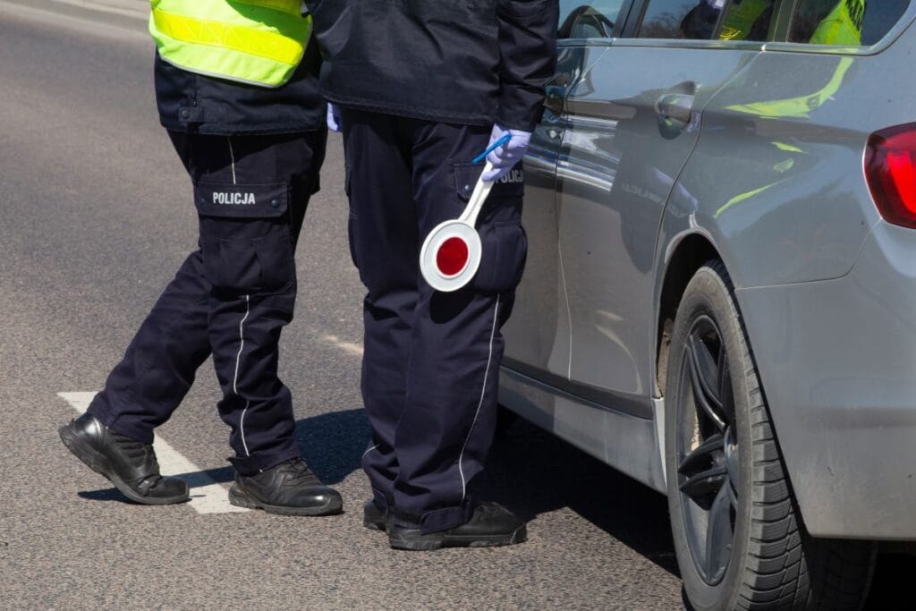 krakow yakinlarindaki bir mop ta ates acildi 28 yasindaki adam aniden bir silah cikardi olay bir karavanla ilgiliydi 10866