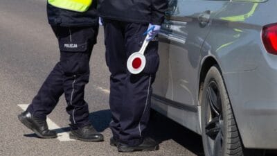 Krakow yakinlarindaki bir mop ta ates acildi 28 yasindaki adam aniden bir silah cikardi olay bir karavanla ilgiliydi 10866