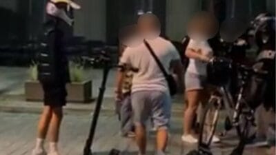 Krakowskie przedmieście'de saldırganlık elektrikli scooter kullanan bir genç, içinde bebek olan bir çocuk arabasına çarptı ve bebeğin büyükannesine karşı gaz kullandı 4 Krakowskie przedmie cie de saldirganlik elektrikli scooter kullanan bir genc icinde bebek olan bir cocuk arabasina carpti ve bebegin buyukannesine karsi gaz kullandi 8332