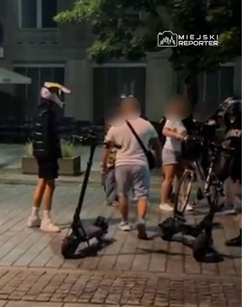 krakowskie przedmie cie de saldirganlik elektrikli scooter kullanan bir genc icinde bebek olan bir cocuk arabasina carpti ve bebegin buyukannesine karsi gaz kullandi 8332