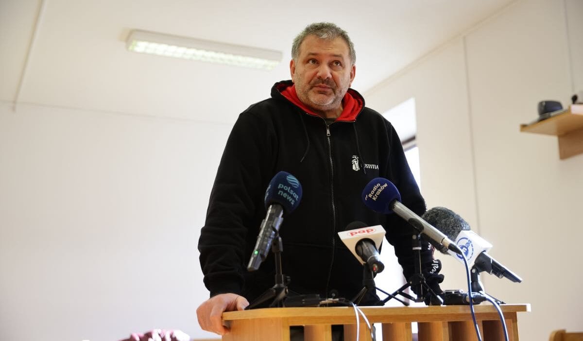 Kucuk emi zurek e karsi soyledigi sozlerden dolayi yasal olarak mahkum edildi tum zincirde kucuk bir unsur 11703