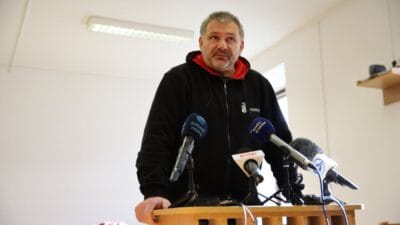 Küçük emi, zurek'e karşı söylediği sözlerden dolayı yasal olarak mahkum edildi. "tüm zincirde küçük bir unsur". 4 Kucuk emi zurek e karsi soyledigi sozlerden dolayi yasal olarak mahkum edildi tum zincirde kucuk bir unsur 11703