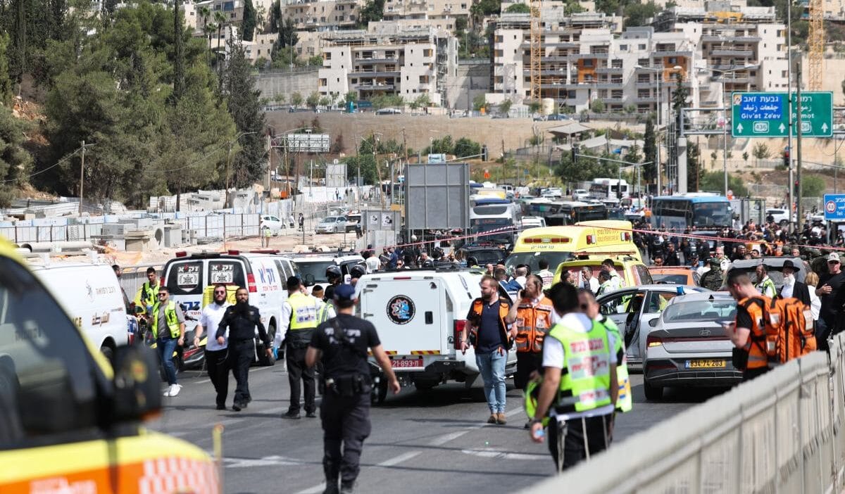 Kudüs'te silahlı saldırı. En az 15 kişi yaralandı. Ölenler var 1 Kudus te silahli saldiri en az 15 kisi yaralandi olenler var 9719