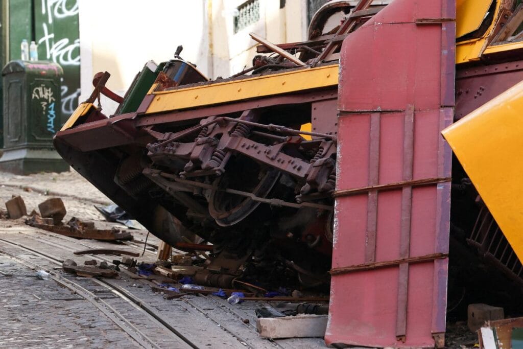 lizbon da meydana gelen tren kazasinin ardindan bir polis memuru bir cocugu kurtardi uc yasindaki cocugun tepkisi gozyaslarina bogdu 9041