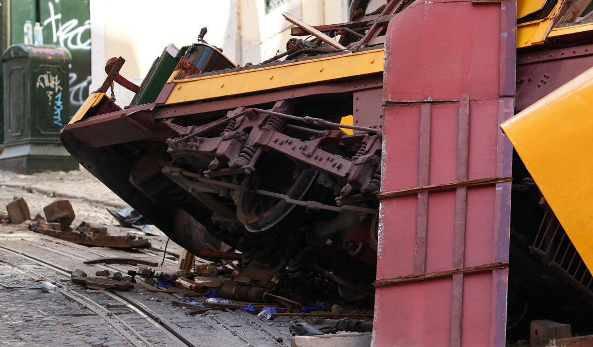 Lizbon'da meydana gelen tren kazasının ardından bir polis memuru bir çocuğu kurtardı. Üç yaşındaki çocuğun tepkisi gözyaşlarına boğdu 1 Lizbon da meydana gelen tren kazasinin ardindan bir polis memuru bir cocugu kurtardi uc yasindaki cocugun tepkisi gozyaslarina bogdu 9041