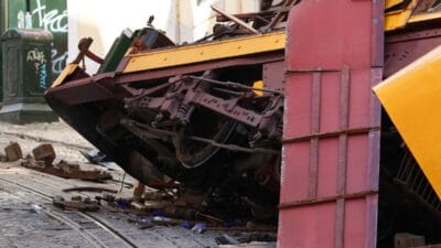 Lizbon'da meydana gelen tren kazasının ardından bir polis memuru bir çocuğu kurtardı. Üç yaşındaki çocuğun tepkisi gözyaşlarına boğdu 2 Lizbon da meydana gelen tren kazasinin ardindan bir polis memuru bir cocugu kurtardi uc yasindaki cocugun tepkisi gozyaslarina bogdu 9041