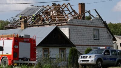 Lublin bölgesinde hasar görmüş ev. Medya: bir polonya roketi tarafından vuruldu 2 Lublin bolgesinde hasar gormus ev medya bir polonya roketi tarafindan vuruldu 11367