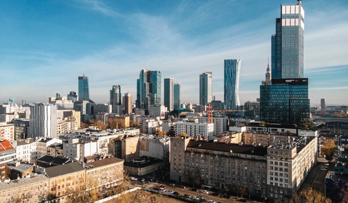 Luks bir ofis binasindan bir cam parcasi dustu 11 kattan dustu 12553