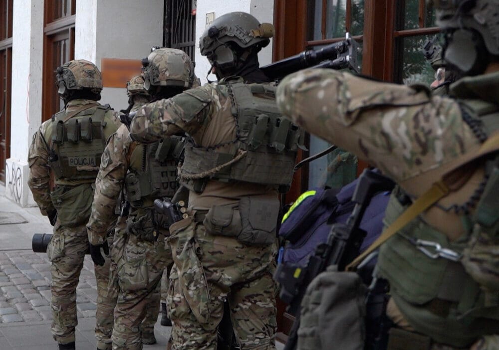 Luks villalari soydular zaten gecici olarak tutuklandilar vi deo 11718