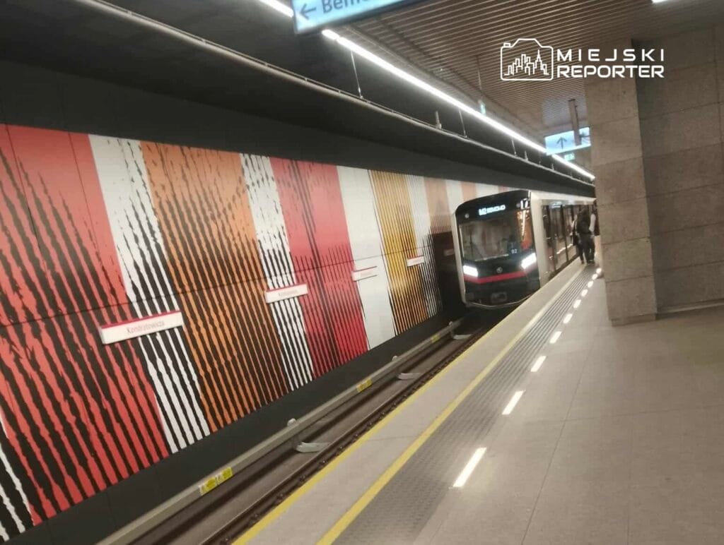 m2 metro hattinda calisan bir trenin altina girdi trenler kisaltilmis guzergahta 8189