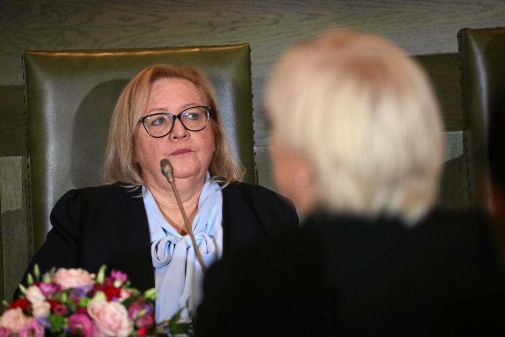 ma gorzata manowska nin dokunulmazligindan feragat edilmesi savcilik talebi ile 14135