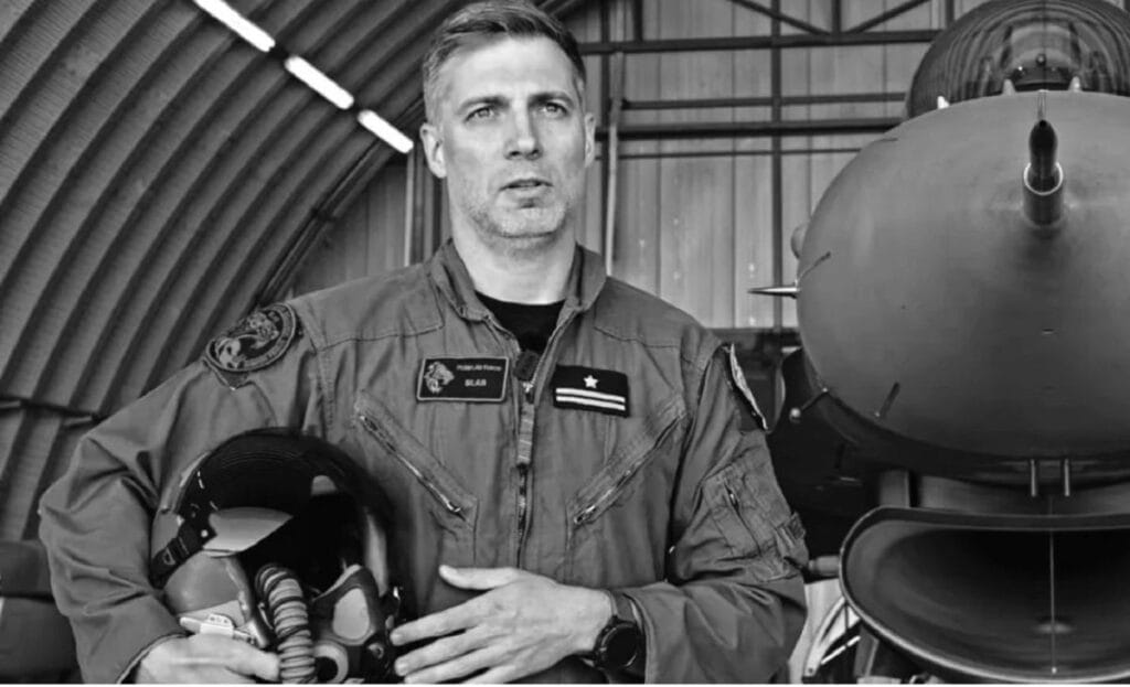 maciej slab krakowian in cenazesi f 16 pilotu olumunden sonra terfi ettirildi 9284