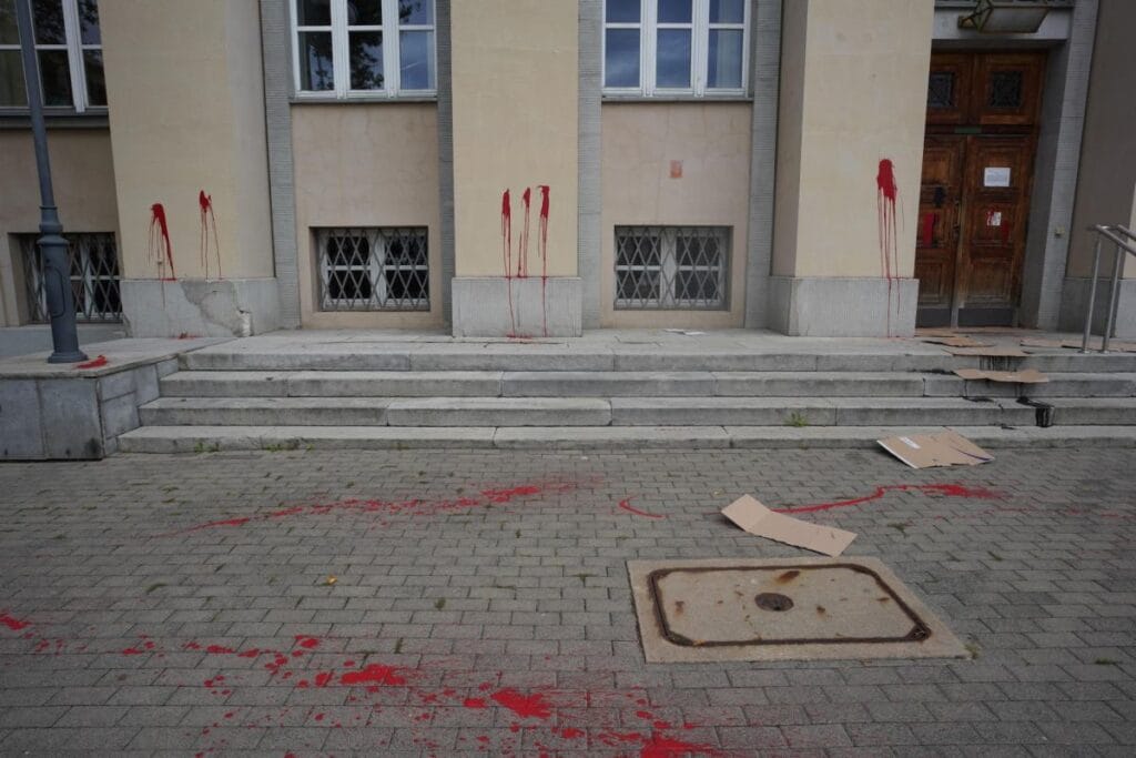 mahkeme binasinin uzerinde kaba yazilar vardi basbakan a ve adalet bakani na basvurdular suclamalar var 12096