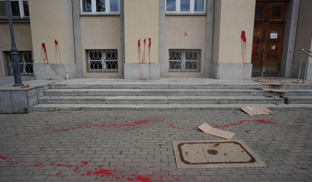 Mahkeme binasinin uzerinde kaba yazilar vardi basbakan a ve adalet bakani na basvurdular suclamalar var 12096