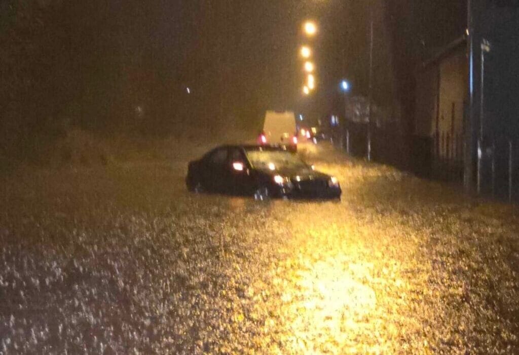 Mazovia uzerinde firtinalar sel basan yollar devrilen agaclar hasar goren catilar 9374