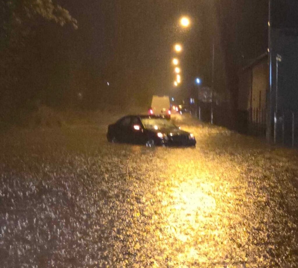 mazovia uzerinde firtinalar sel basan yollar devrilen agaclar hasar goren catilar 9374