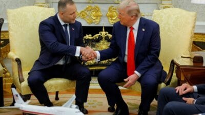 Medya nawrocki trump a varsova ayaklanmasi kol bandi verdi karsiliginda ne aldigi biliniyor 9068