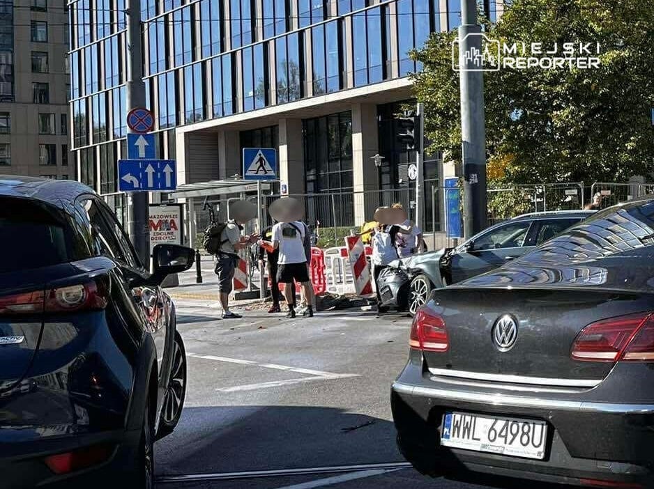 Merkezde carpisma kaza yapan arac tramvaylarin gecisini engelledi 12258