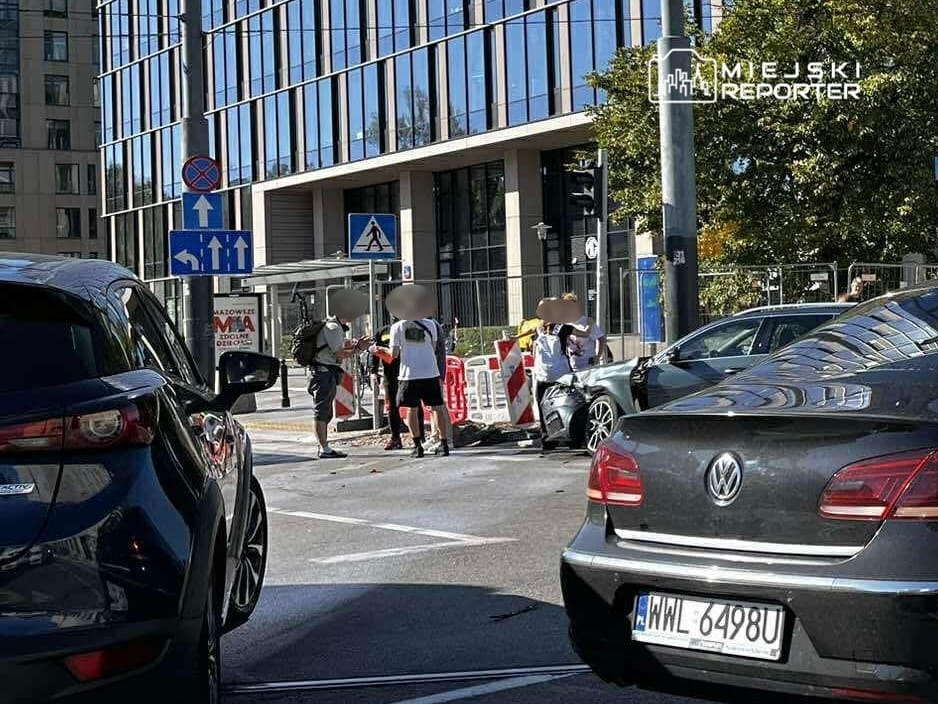 merkezde carpisma kaza yapan arac tramvaylarin gecisini engelledi 12258