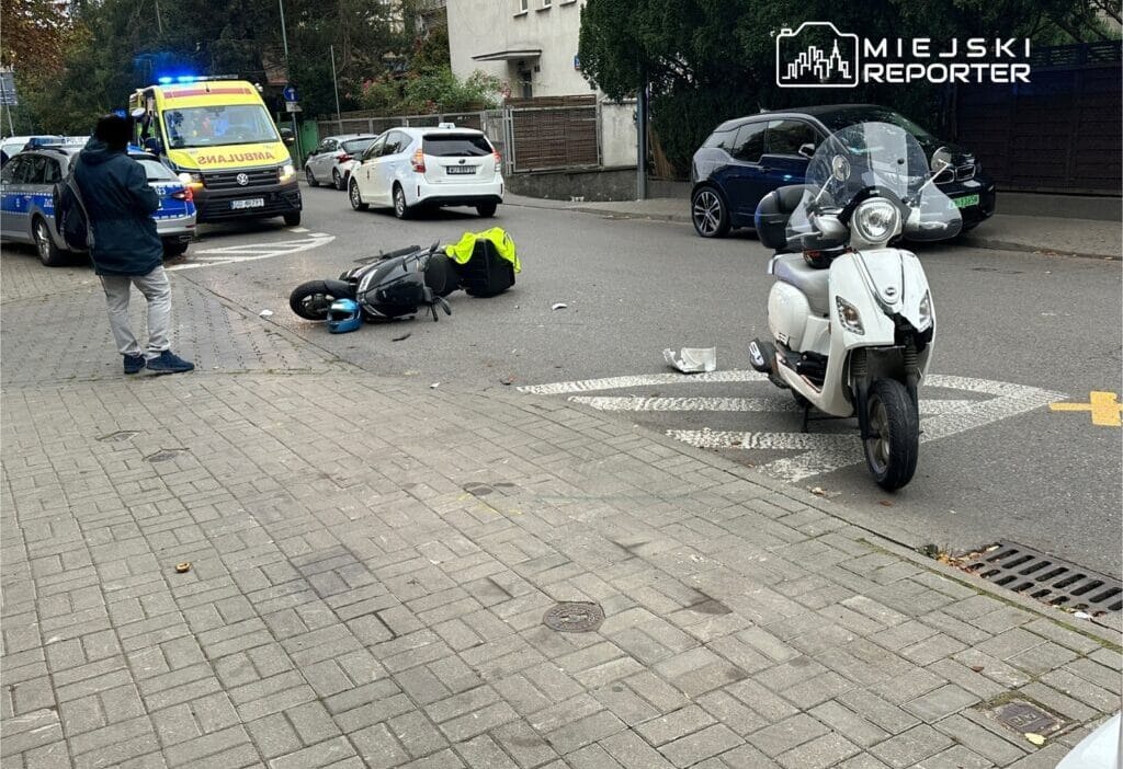 Mokotow da bir motosiklet ile moped carpisti bir kisiye saglik gorevlileri mudahale etti 14219