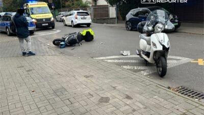 Mokotow da bir motosiklet ile moped carpisti bir kisiye saglik gorevlileri mudahale etti 14219