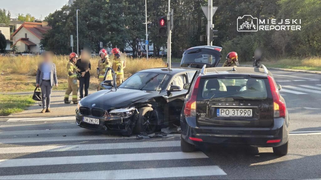 Mokotow da bmw ve volvo arasinda carpisma kavsagin bir kismi kapatildi 10031